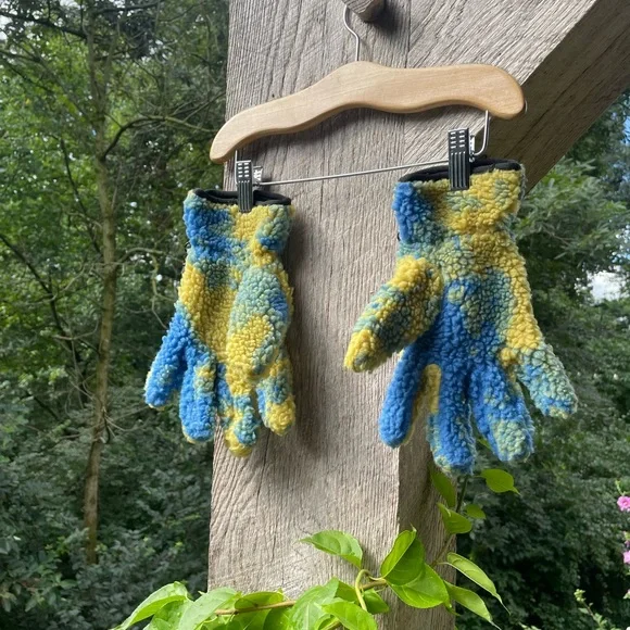 Urban Outfitters Sherpa Gloves - Picture 4 of 6